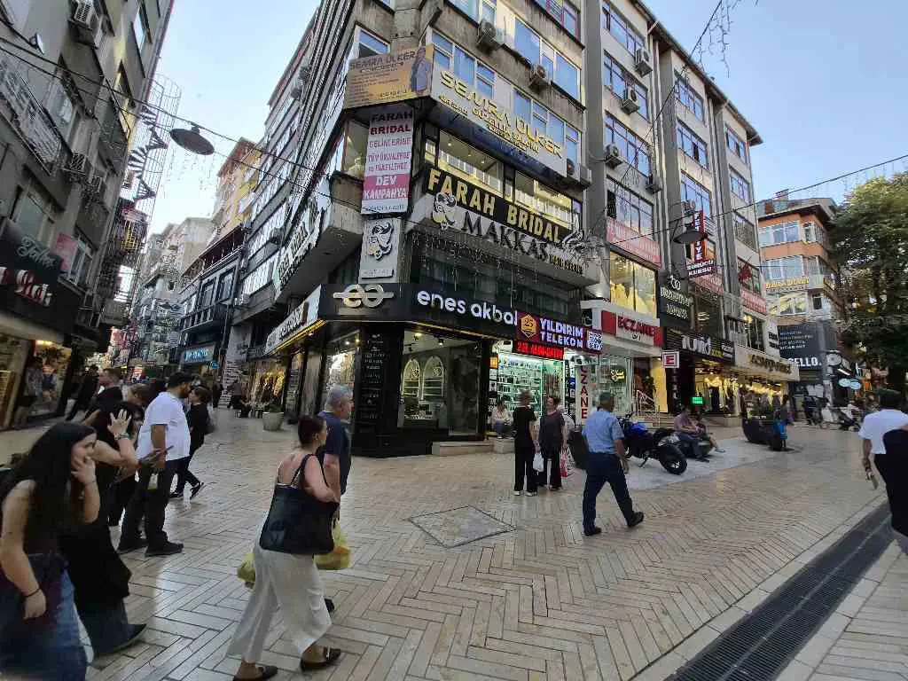 BUTİKCİLER SOKAĞINDA DEVREN KİRALIK BUTİK DÜKKANI