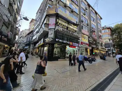 BUTİKCİLER SOKAĞINDA DEVREN KİRALIK BUTİK DÜKKANI