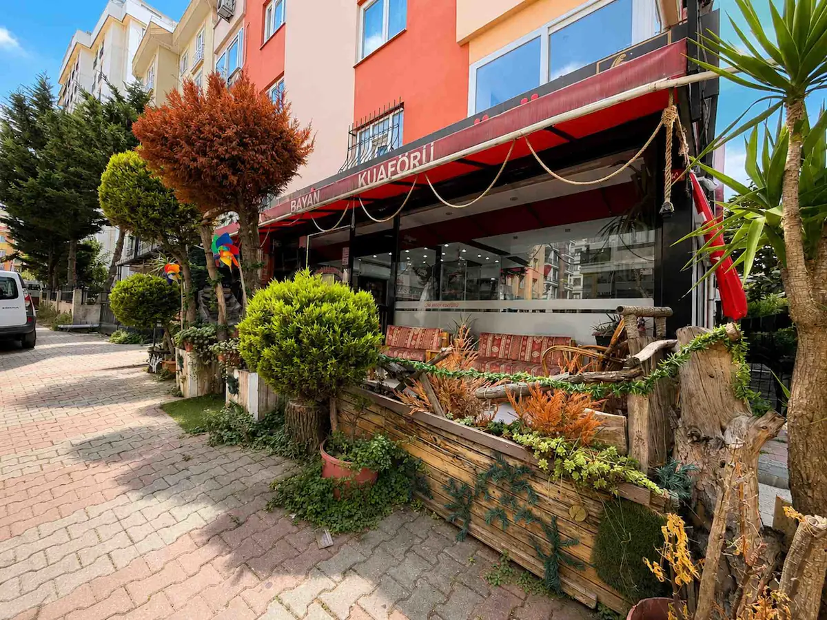 CEVİZLİ'DE AKTİF CADDE ÜZERİ ÇİFT CEPHELİ 100 M² SATILIK DÜKKAN