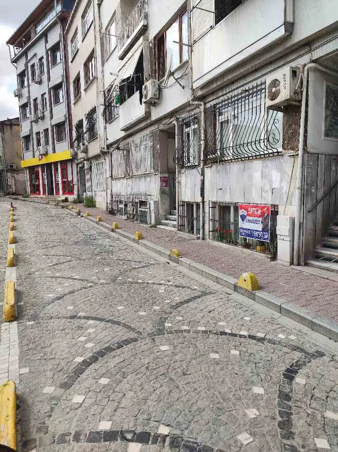 FATİH ÇARŞAMBA’NIN EN İŞLEK NOKTALARINDAN BİRİNDE  ÇUKURBOSTAN KARŞISI 2+1 SATILIK DAİRE
