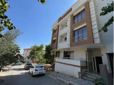 REMAX YAZ DAN ÜNİVERSİTE ARKASI KİRALIK EŞYALI 1+1 DAİRE