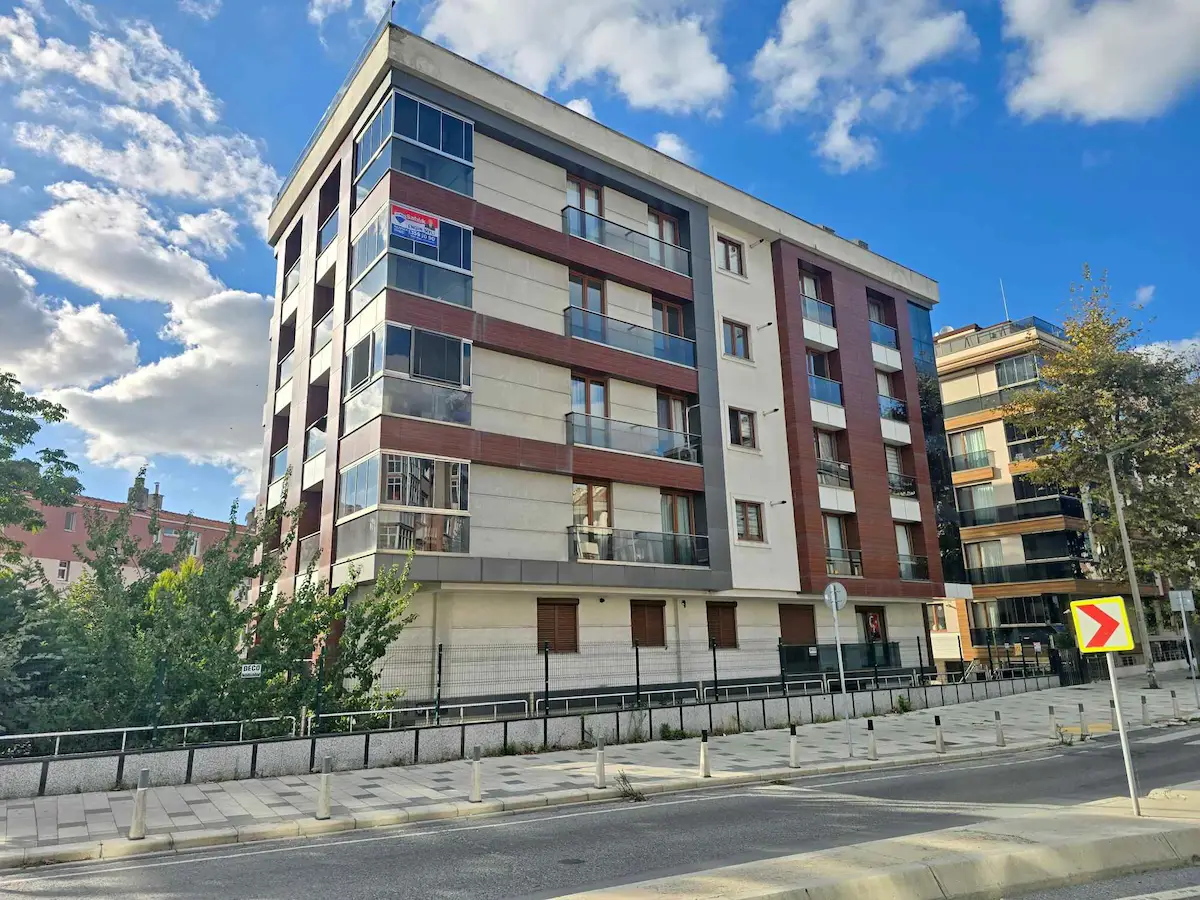 BAKIRKÖY ÜN MERKEZİNE BİR ADIM MESAFEDE GENÇ BİNADA FIRSAT DAİRE