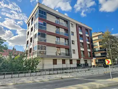 BAKIRKÖY ÜN MERKEZİNE BİR ADIM MESAFEDE GENÇ BİNADA FIRSAT DAİRE