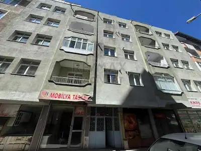 RE/MAX LACİVERT'TEN ŞEHIR MERKEZI'NDE SATILIK 3+1 DAİRE