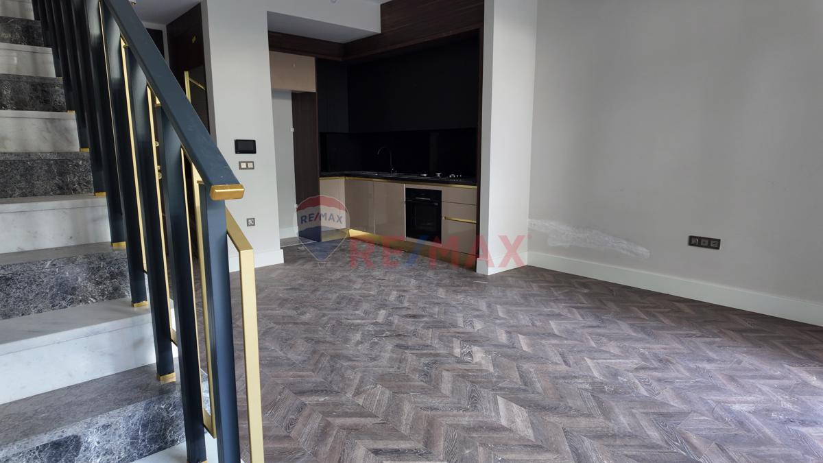 KARTEPE, ZERAY ESİL SİTESİ GENİŞ TİP 1+1 BAHÇE DUBLEKS DAİRE