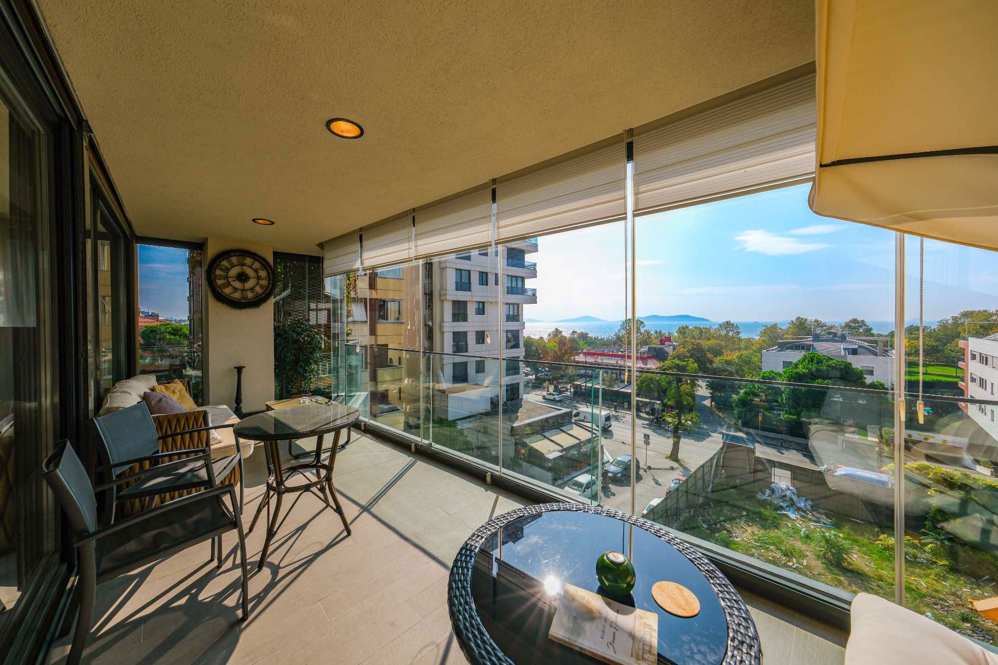 CADDEBOSTAN SAHİLİNİN EN GÜZEL NOKTASINDA ADALAR MANZARALI, KATTA TEK LÜKS DAİRE