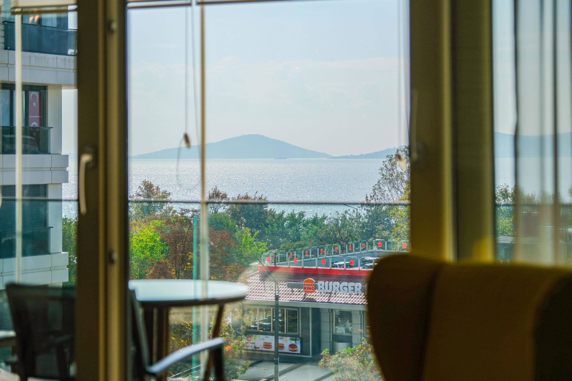 CADDEBOSTAN SAHİLİNİN EN GÜZEL NOKTASINDA ADALAR MANZARALI, KATTA TEK LÜKS DAİRE