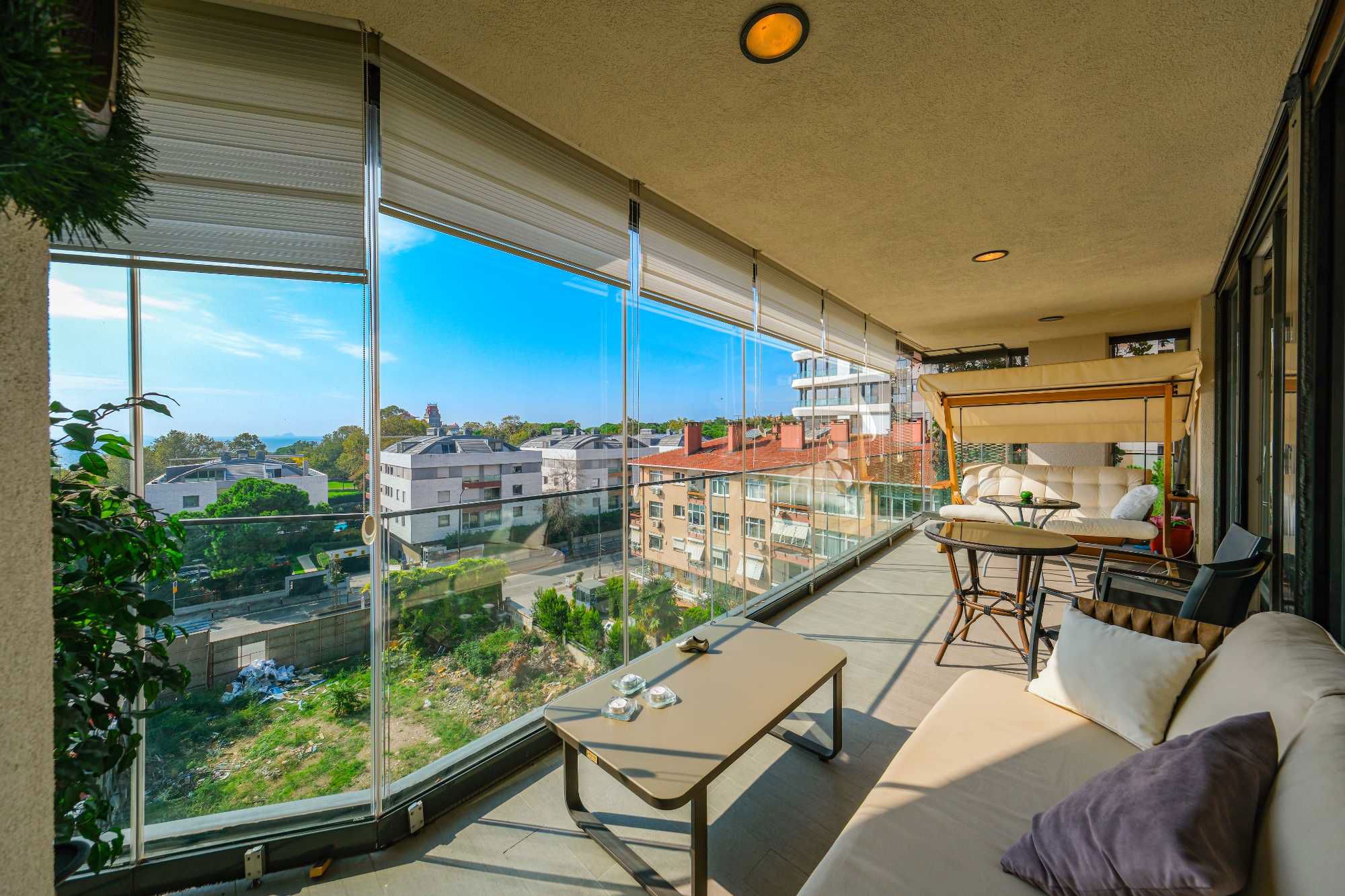 CADDEBOSTAN SAHİLİNİN EN GÜZEL NOKTASINDA ADALAR MANZARALI, KATTA TEK LÜKS DAİRE