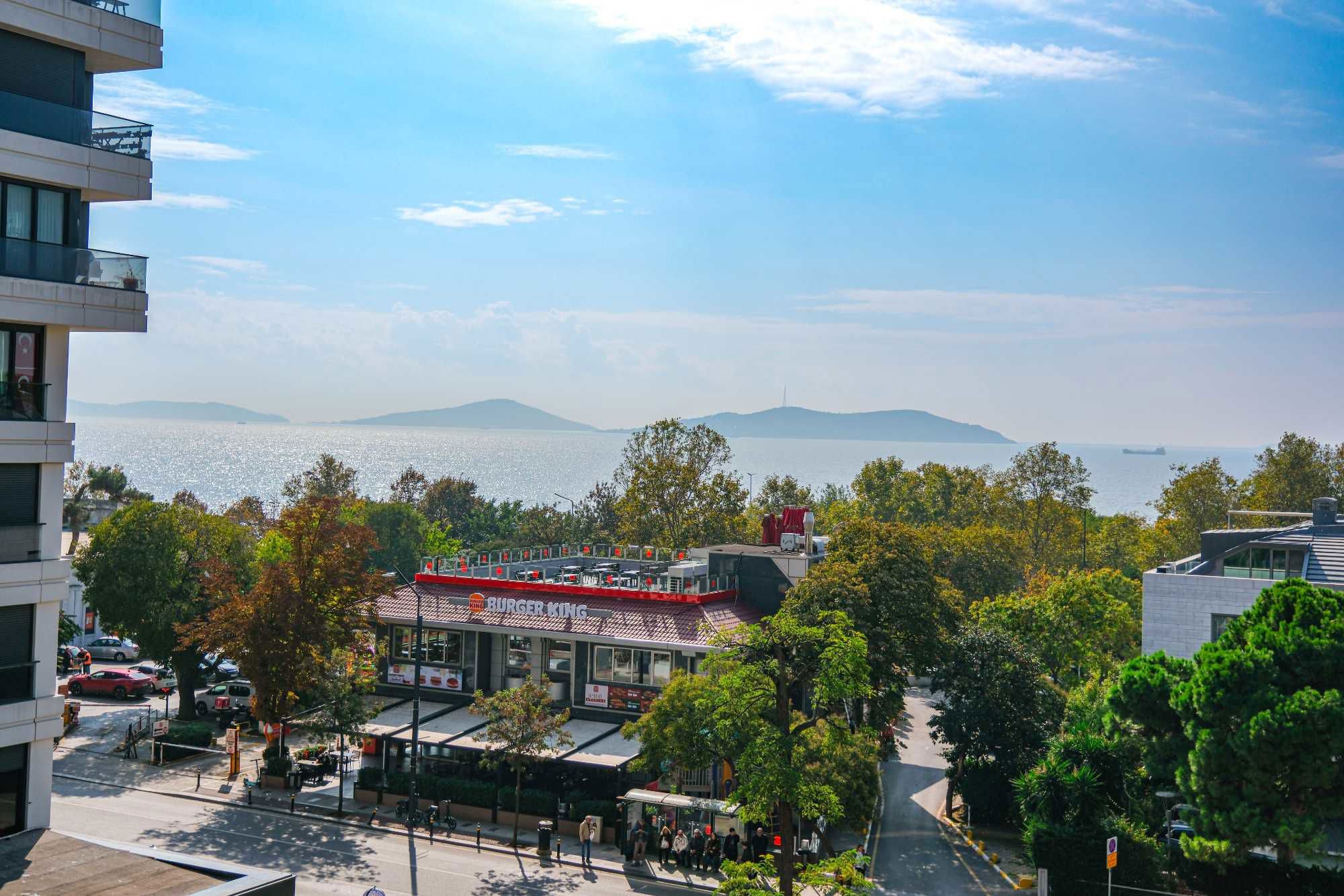 CADDEBOSTAN SAHİLİNİN EN GÜZEL NOKTASINDA ADALAR MANZARALI, KATTA TEK LÜKS DAİRE