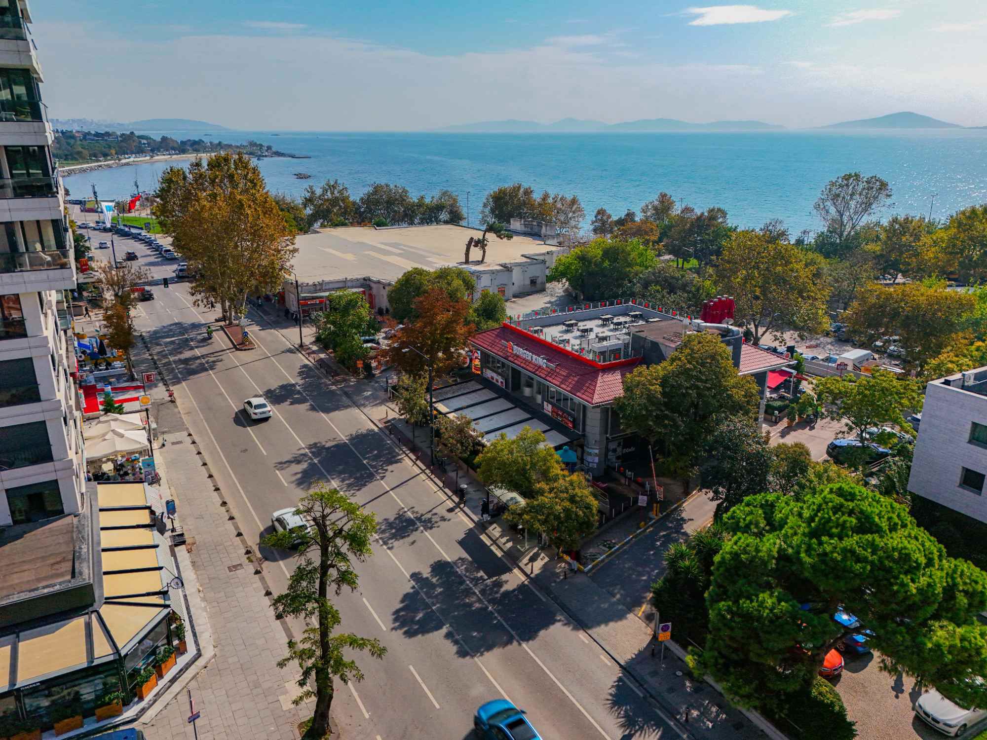 CADDEBOSTAN SAHİLİNİN EN GÜZEL NOKTASINDA ADALAR MANZARALI, KATTA TEK LÜKS DAİRE