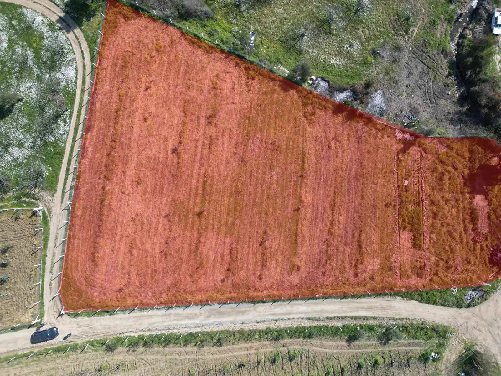 KUŞADASI ÇINAR KÖY'DE 3024 M2 MÜSTAKİL PARSEL TARLA VE İNCİR BAHÇESİ