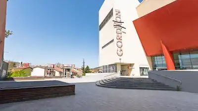 GORDİON KONUTLARI ALTINDA, METRO VE AVM KAPISINA KOMŞU KİRALIK DÜKKAN