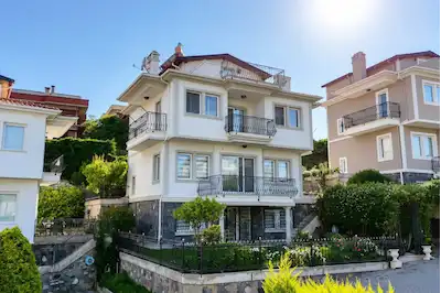 RE/MAX BEYAZ | NAZAR SİTESİ’NDE EN GÜZEL CEPHELİ 4+2 DENİZ MANZARALI VİLLA