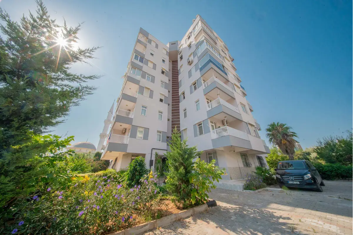 LARA GÜZELOBA'DA, DENİZE YAKLAŞIK 350 METRE MESAFEDE GENİŞ 3+1 DAİRE