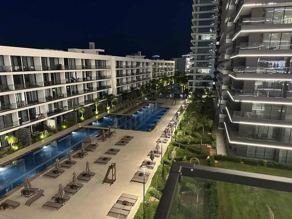 GRAND SAPPHİRE RESORT’TA SATILIK LÜKS 2+1 DAİRE | 2 EBEVEYN BANYOLU ODA | 3 BANYO | LONG BEACH, İSK