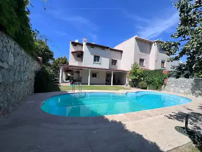 URLA BINKONUTLARDA SITE İÇI MÜSTAKIL HAVUZLU SATILIK VILLA