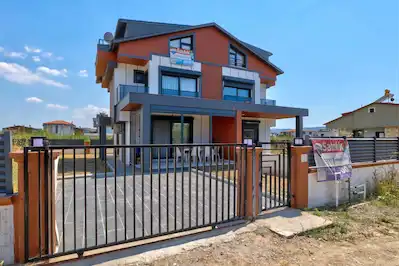 DİKİLİ CUMHURİYET MAHALLESİNDE SATILIK LUX SIFIR VİLLA.