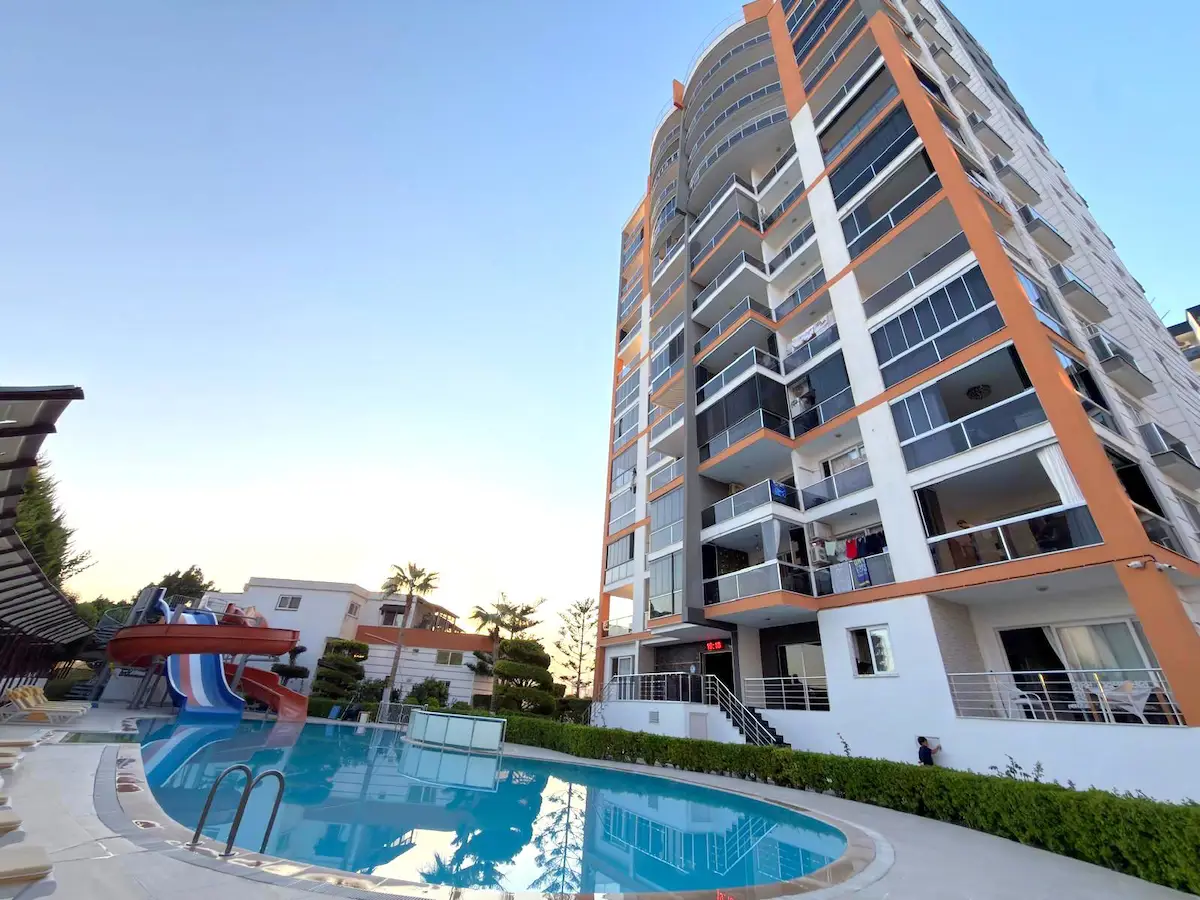REMAX TOROS'TAN ERDEMLİ KARGIPINARI’NDA DENİZ MANZARALI EŞYALI 1+1 