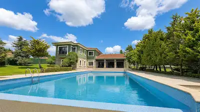 SİLİVRİ'DE 5.000 M² ARAZİDE HAVUZLU MÜŞTEMİLATLI ÇİFTLİK EVİ