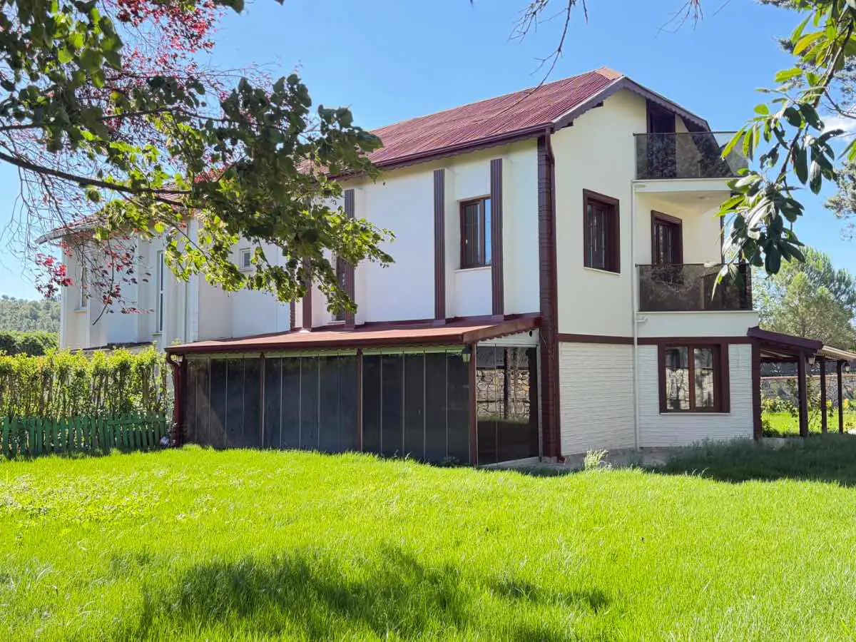 KADOVA EVLERİ’NDE 4+2, 275 M² BRÜT, 3 KATLI, SATILIK VİLLA