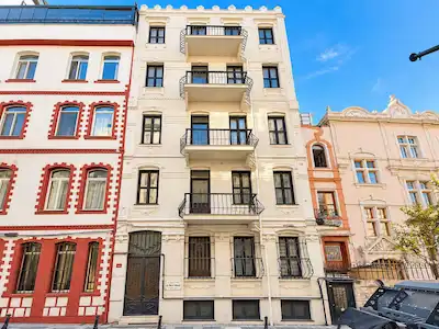 YELDEĞİRMENİ İSKELE SOKAK’TA TARİHİ BİNADA 140 M² KİRALIK OFİS