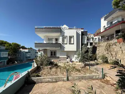 YENİLENMİŞ • EŞYALI • HAVUZ CEPHELİ • TRİPLEX • TERASINDAN DENİZ MANZARALI VİLLA