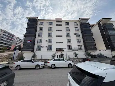 RE/MAX DEĞİŞİM'DEN CUMHURİYET MAHALLESİ'NDE 3+1 FERAH ARA KAT KÖŞE DAİRE