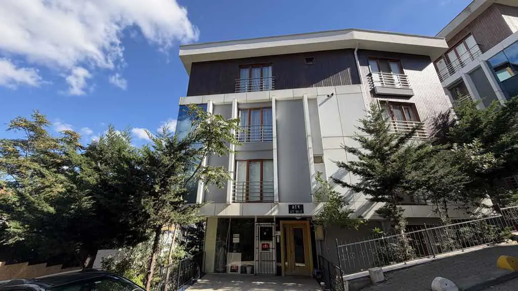 HASANPAŞA’DA KÖŞE BİNA DA İSKANLI ASANSÖRLÜ DUBLEKS DAİRE
