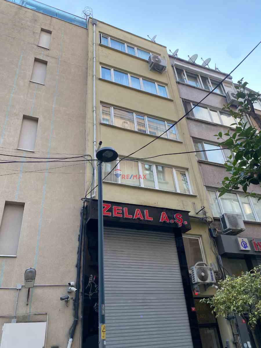 RUMELI CADDESINE KOMŞU, ŞIŞLI'NIN KALBINDE, ZAMANSIZ BIR DURUŞ 2+1 !!!