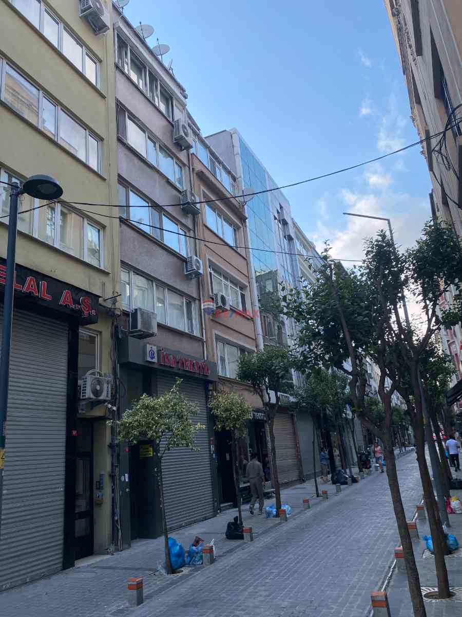 RUMELI CADDESINE KOMŞU, ŞIŞLI'NIN KALBINDE, ZAMANSIZ BIR DURUŞ 2+1 !!!