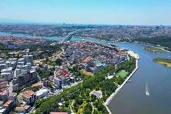 HALİÇ MANZARALI, KÖŞE KONUMLU PRESTİJLİ TICARİ BİNA 