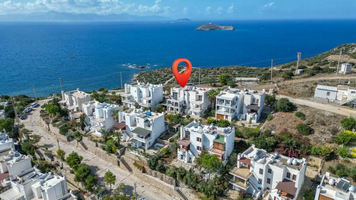 KADIKALESI'NDE NEZİH SİTEDE 4+2 GENİŞ BAHÇELİ TRİPLEKS