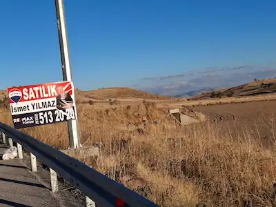  DEVELI ÇOMAKLIDA ERCIYES YOLUNA CEPHE SATILIK YATIRIMLIK TARLA
