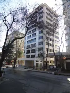 SUADİYE EMİNALİ PAŞA CADDE ÜZERİNDE – YÜKSEK TAVANLI, DEPOLU KİRALIK DÜKKAN