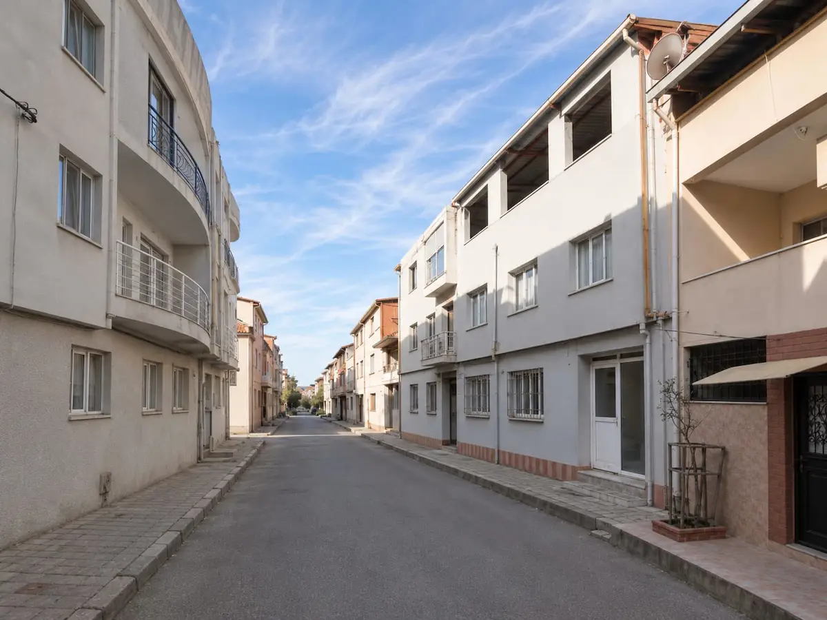 İZMİR BORNOVA PINARBAŞI KEMALPAŞA'DA 3 KATLI SATILIK BİNA