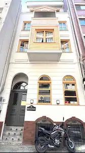 KADIKÖY MERKEZ'DE KOMPLE BİNA (