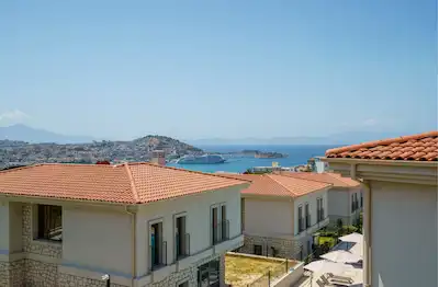 KUŞADASI MARİNA MEVKİİ'NDE SATILIK 4+1 TAŞ KONSEPTLİ VİLLA