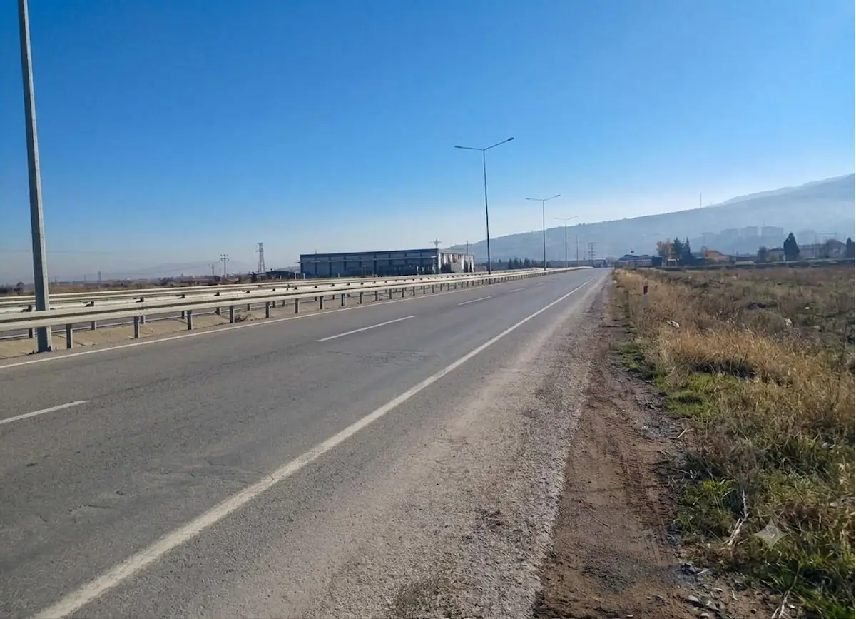 MANİSA ALAŞEHİR ILICA'DA ANAYOL ÜZERİ BARİYERSİZ DEPO İMARLI ARSA