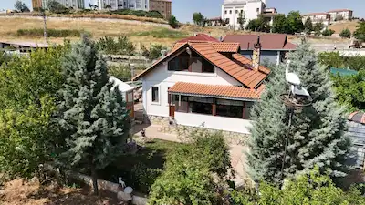 TEMELLİ GÖLÜNE ÇOK YAKIN KONUMDA KÖŞE BAŞI GENİŞ BAHÇELİ MÜSTAKİL VİLLA