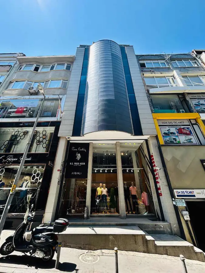 OSMANBEY MERKEZDE MAĞAZA VE SHOWROOMU OLAN KOMPLE BİNA