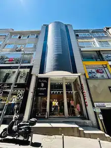 OSMANBEY MERKEZDE MAĞAZA VE SHOWROOMU OLAN KOMPLE BİNA