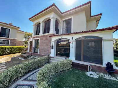 SARIMSAKLI PLAJI'NDA OTEL KONSEPTİNDE YAŞAM SUNAN PRESTİJLİ 4+1 MÜSTAKIL MALİKANE