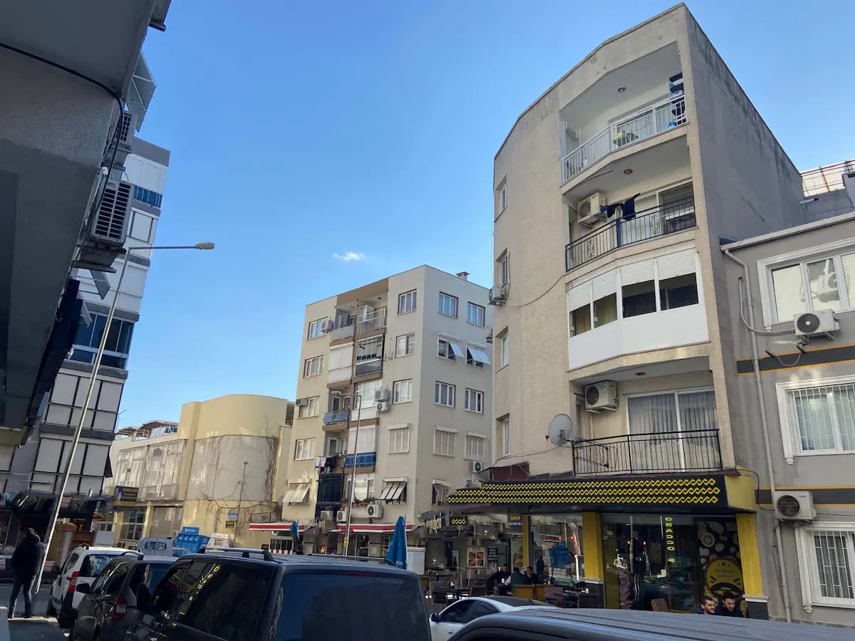 BORNOVA ERGENE’DE EŞYALI 3+1 KIRALIK DAIRE