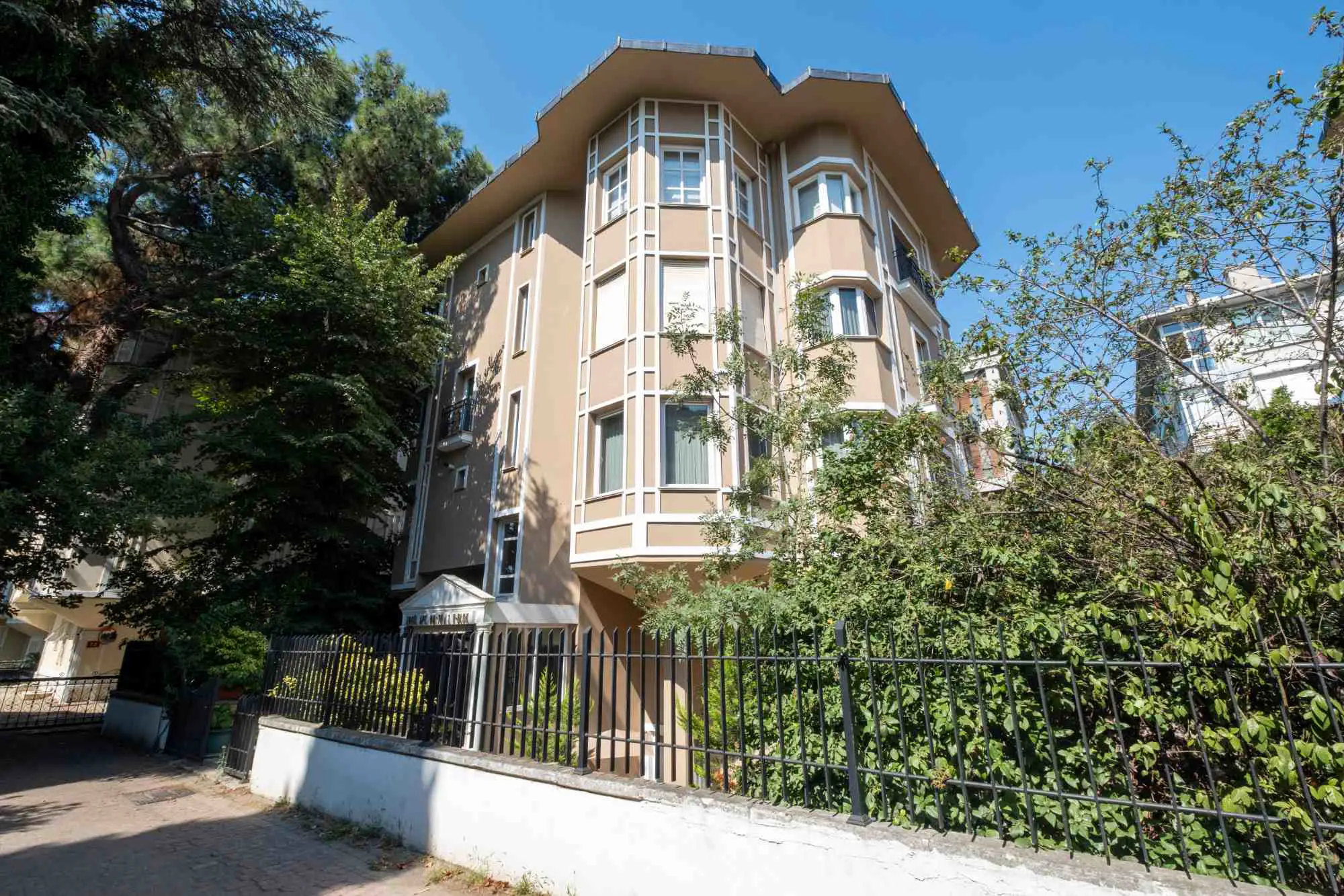 CADDEBOSTAN SAHİLE  3. BİNA İÇİ FULL YAPILI 4+1 + (GİYİM ODASI) 165M2 NET SATILIK BAHÇE DUBLEX  