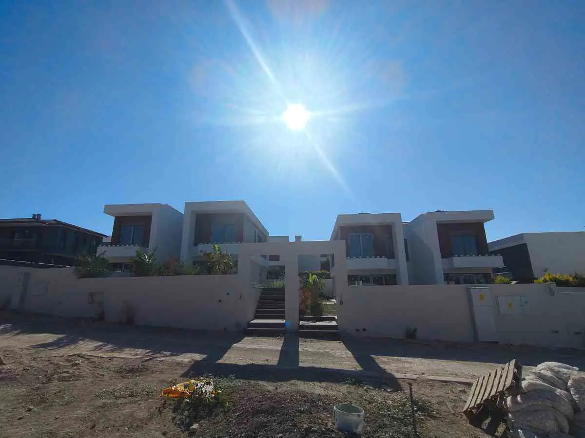 ÇEŞME YALI MAHALLESİNDE 4 ADET 3+1 SIFIR VİLLA