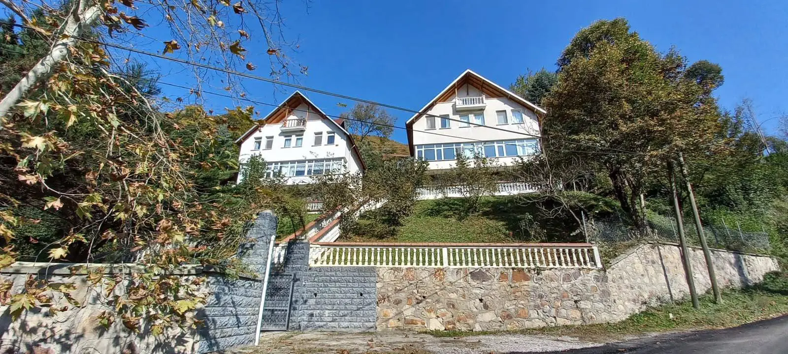 DÜZCE UĞUR KÖY DE DOĞA İLE İÇ İÇE SATILIK  İKİ ADET VİLLA.