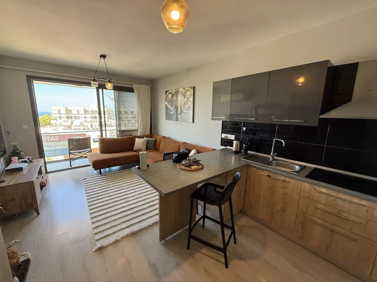 GIRNE MERKEZ'DE EŞYALI SATILIK ÖZEL TERASLI 2+1 DAIRE
