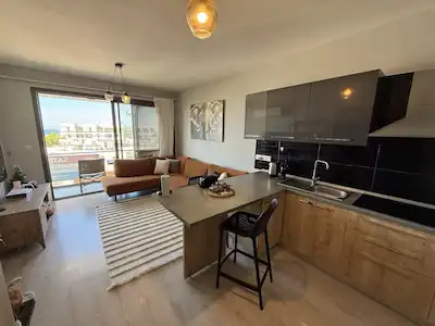 GIRNE MERKEZ'DE EŞYALI SATILIK ÖZEL TERASLI 2+1 DAIRE