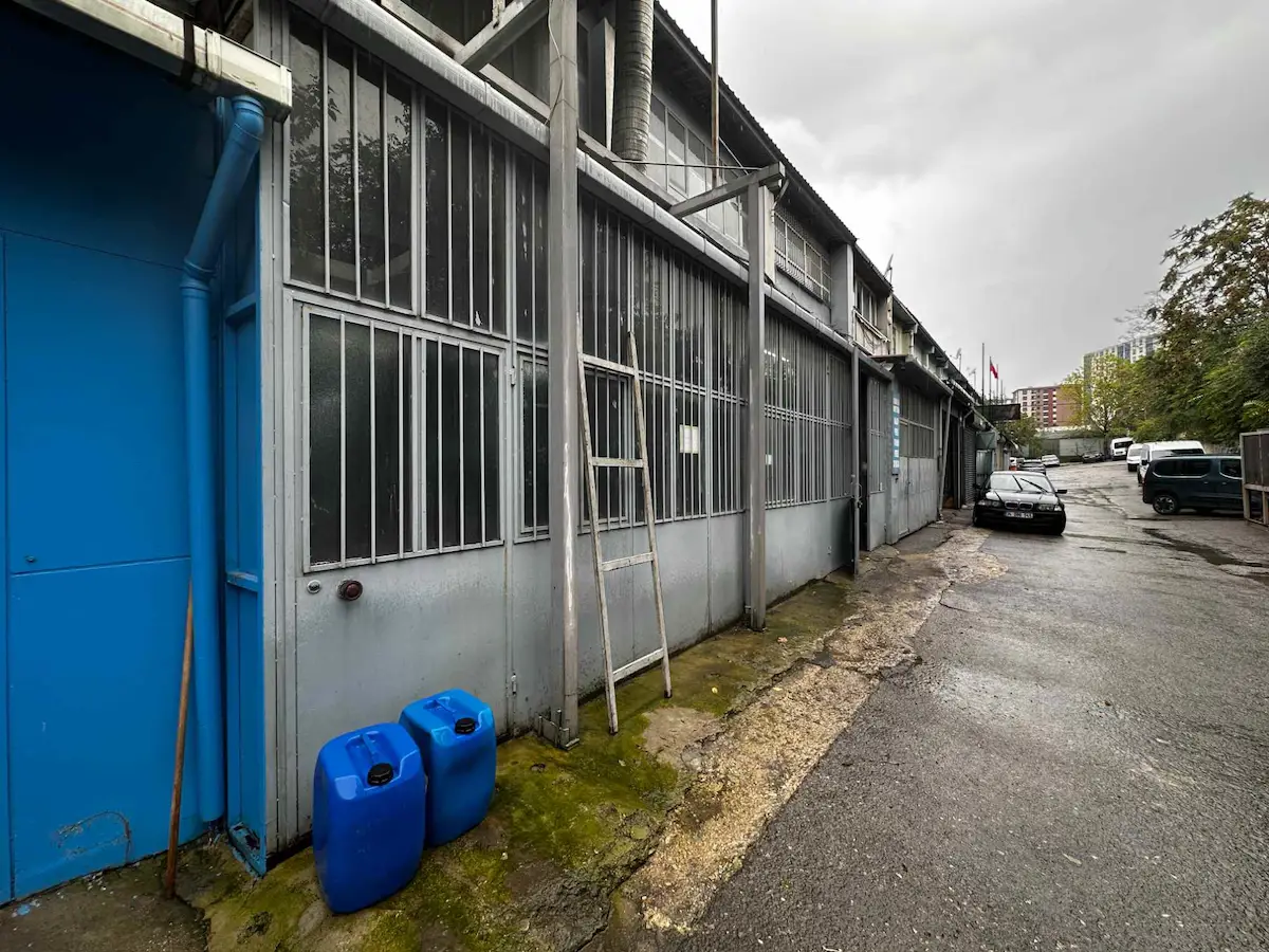 370 M² DÜZ AYAK,SAN ELEKTRİKLİ VİNÇLİ HAZIR ALTYAPILI İMALATHANE