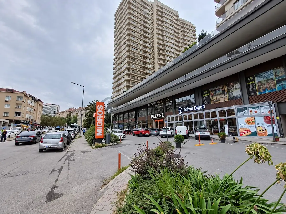 PLEVNE ÇARŞIDA 84 M² TİCARİ KULLANIMA UYGUN DÜKKAN